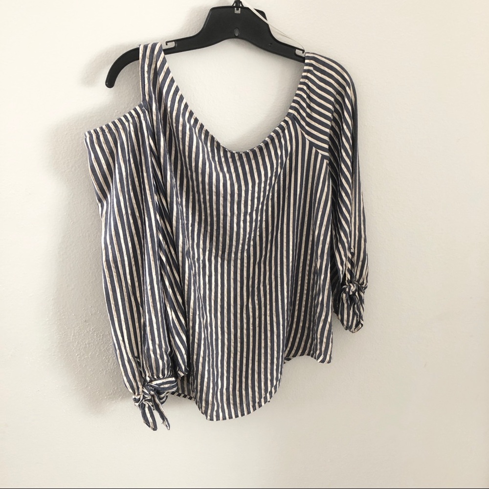 Express One Cold Shoulder - Picture 4 of 8